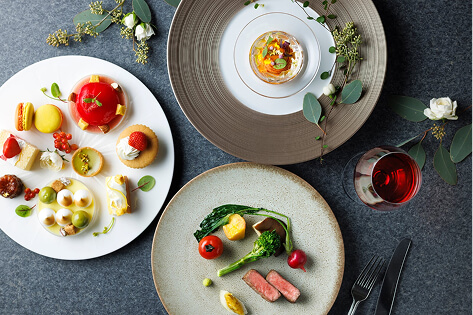 色とりどりのデザートとメイン料理が並ぶ結婚式のフルコース