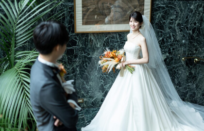 ヴァンヴェール×ボールルームの会場を利用した上品なドレスショット