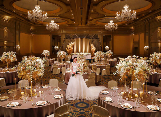 豪華なシャンデリアが輝く披露宴会場の全景