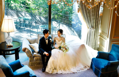 ソファに腰掛け穏やかに語らう新郎新婦