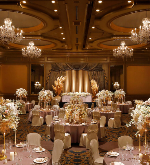 シャンデリアが灯る披露宴会場の内観