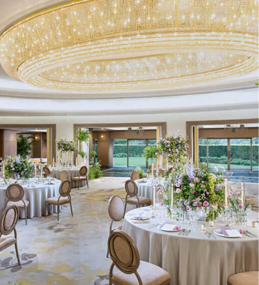 円形の天井装飾が印象的な明るい披露宴会場