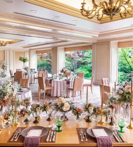 大きな窓から緑が見えるナチュラルな披露宴会場