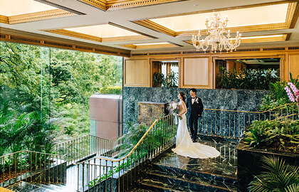 上品なホテルラウンジで寛ぐカップルの結婚式前の様子