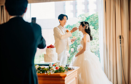 杜乃宮×あおばの披露宴会場でケーキセレモニーを楽しむ新郎新婦