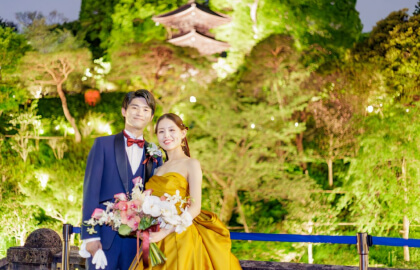 ヴァンヴェール×あけぼののガーデンでライトアップに包まれた新郎新婦のナイトフォト