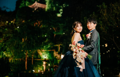ルミエール×響のライトアップされたガーデンで寄り添う新郎新婦の幻想的なシーン