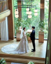 自然光の美しいモダンチャペルで挙式を行う新郎新婦