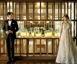 洗練されたバーカウンターで乾杯する新郎新婦