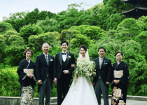 新郎新婦とゲストが一緒に撮影した集合写真