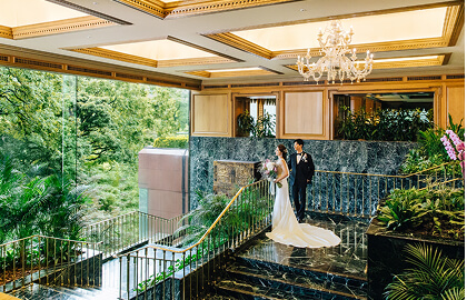 上品なホテルラウンジで寛ぐカップルの結婚式前の様子