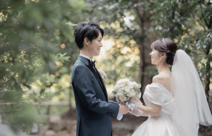 ルミエール×響のチャペルで見つめ合う新郎新婦のあたたかなワンシーン