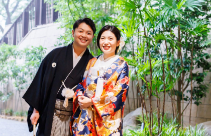 杜乃宮×はるひの緑に囲まれた庭で並ぶ和装姿の新郎新婦