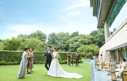 緑豊かなガーデンで屋外ウェディングセレモニーを行う様子