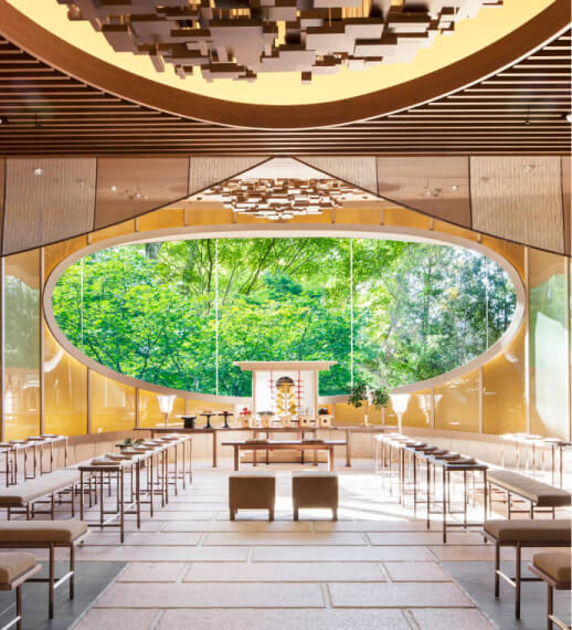 緑を一望できる大きな窓のあるモダンな披露宴会場の内観