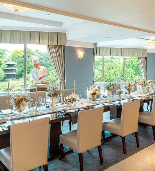緑を一望できるガラス張りの披露宴会場で行われる結婚パーティー