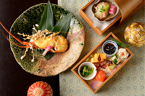 伊勢海老や小鉢料理が並ぶ彩り豊かな和食の一皿