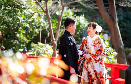 杜乃宮×あけぼのの庭園で語らう和装の新郎新婦の晴れやかなワンシーン