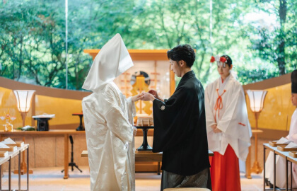 杜乃宮×あけぼのの神殿で誓いを交わす新郎新婦の厳かな挙式シーン