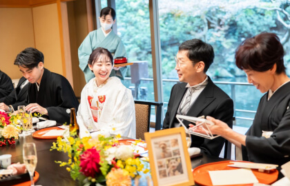 杜乃宮×料亭錦水「春日・音羽」で家族と笑顔を交わす温かな会食シーン