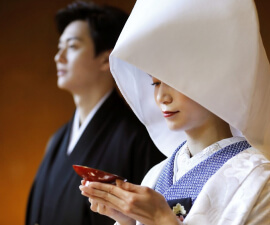 白無垢姿の花嫁と紋付袴の新郎の近影