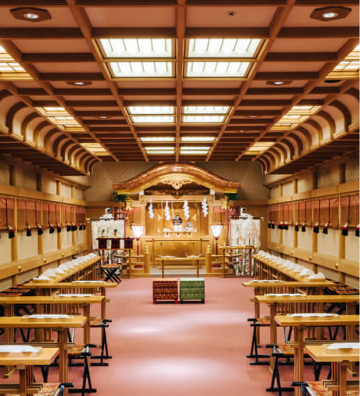 木の温もりを感じる神殿式の挙式会場内観