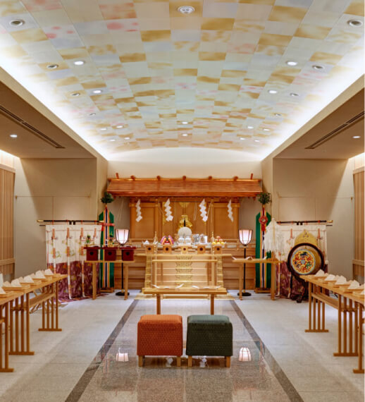 天井に和紙をあしらったモダンな神殿式会場