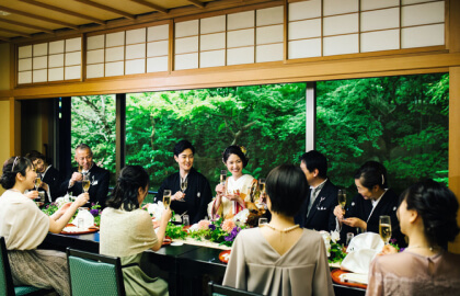緑を望む和風の会場で食事を楽しむゲストたち