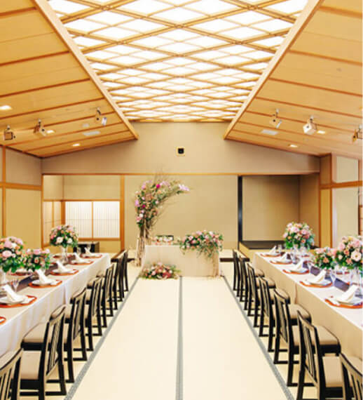 畳敷きの和空間に整然と並べられた披露宴会場のテーブル