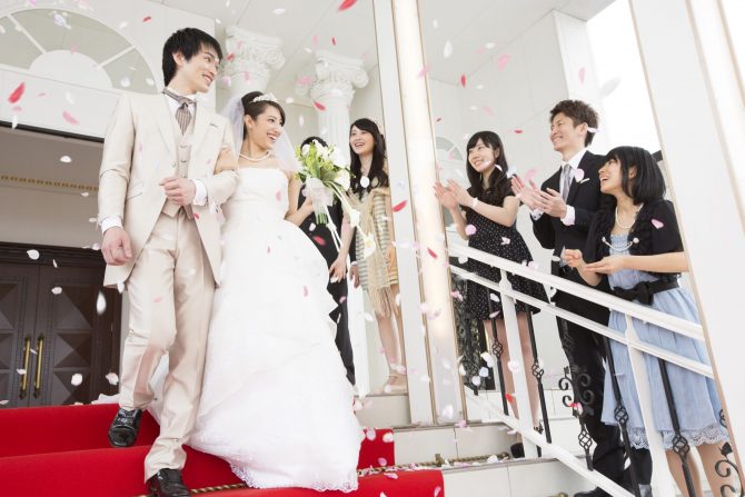 結婚式のフラワーシャワーとはどのような演出？費用やおすすめの花についてご紹介！