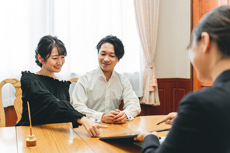 結婚式場が決められないときはどうする？式場選びの手順やポイントについて解説