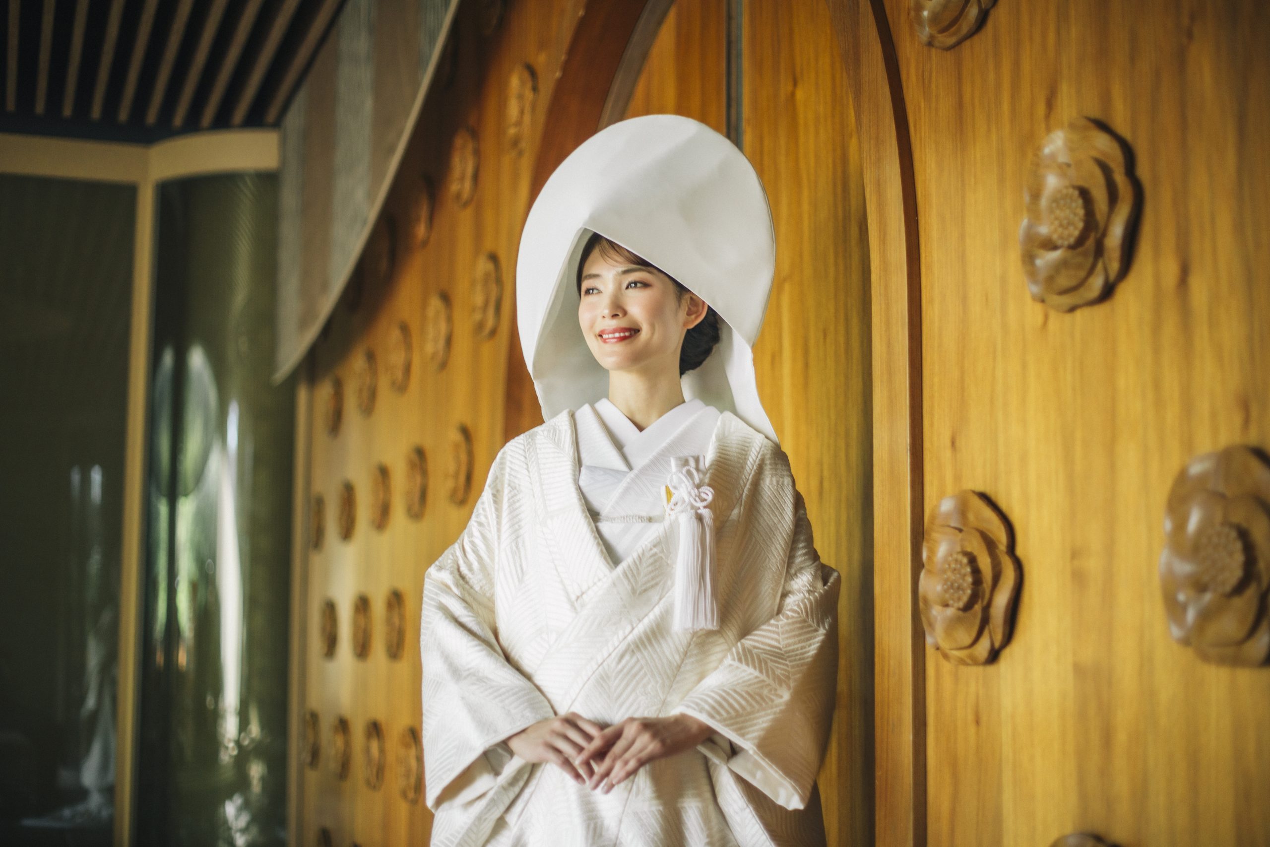 神殿の前で佇む花嫁