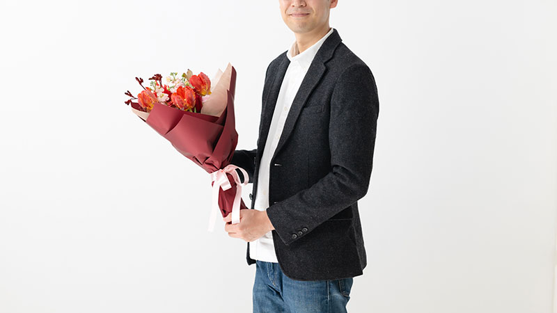 プロポーズにバラの花束を｜本数・色の意味と特別な演出で想いを届ける方法